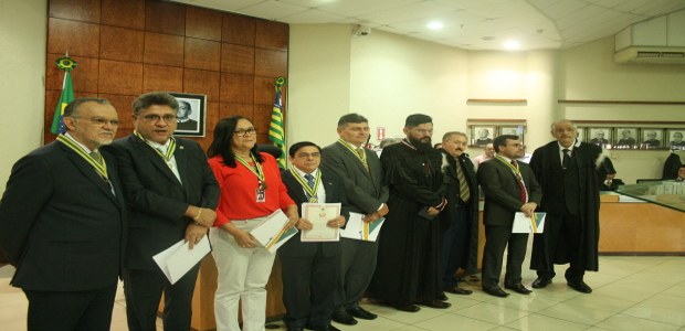 Foto referente solenidade entrega medalha