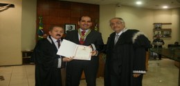 Foto referente outorga medalha ao juiz Marcelo Mesquita