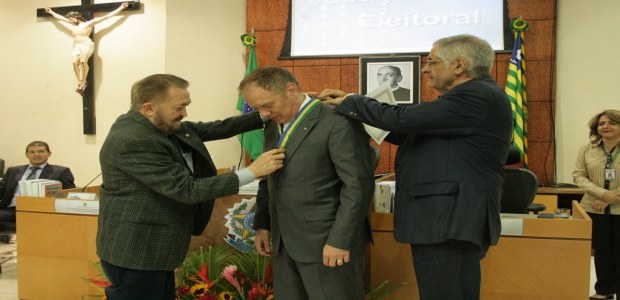 TRE-PI-foto-medalha-juiz-tamborini Foto da outorga de medalha ao juiz Paulo Tamborini do TJ de Minas Gerais