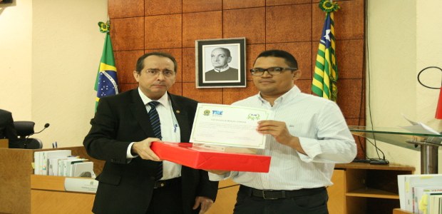 Foto entrega de prêmios aos vencedores 1º concurso Artigos Científicos do TRE-PI