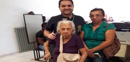 Foto referente ao recadastramento biométrico de Dona Teresa com 113 anos na 82ª Z.E