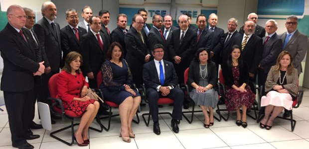 Foto oficial referente reunião de presidentes dos TREs em Brasília 