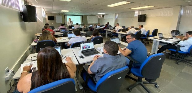 Foto treinamento servidores implantação PJe nas Zonas