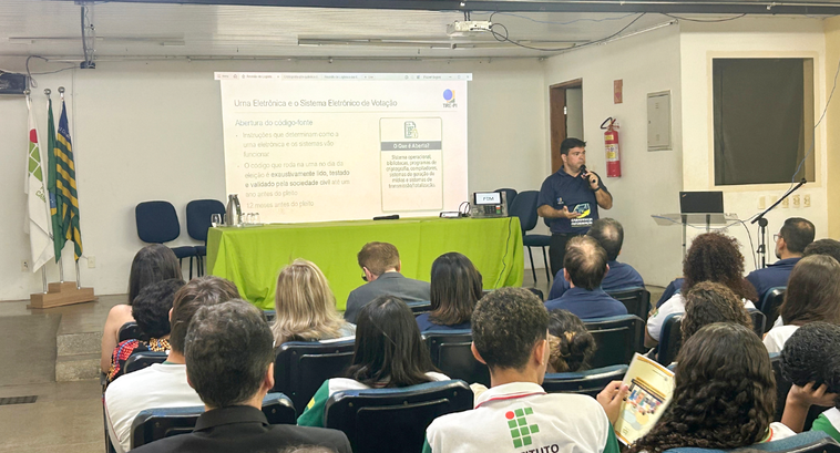 Ação do TRE-PI leva esclarecimentos sobre a urna eletrônica, segurança do sistema de votação e c...