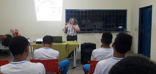 TRE-PI - Palestra da coordenadora no colégio Raudir Cavalcante A Ação da Justiça Eleitoral realizou a palestra da professora e coordenadora da AJE Esther Caste...