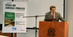 foto palestra do prof Léo da Silva Alves no TRE-PI em 29 10 13