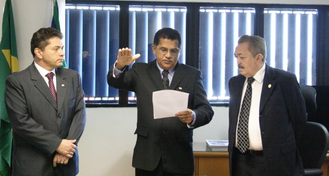 tre-pi-posse-juiz-carneiro Presidente do TRE-PI, des. Edvaldo Moura, empossa o advogado José Gonzaga Carneiro como novo Ju...