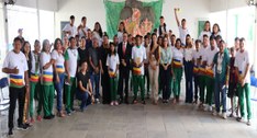 A ação educativa combinou Toré, canto coral e simulação de votação para os estudantes das etnias...