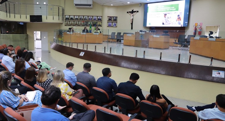 TRE-PI realiza o 2º Encontro da Secretaria Judiciária Evento foi realizado no plenário do tribunal na manhã desta sexta (20/3) e reuniu servidoras e s...