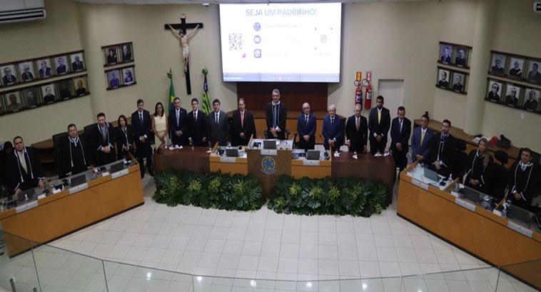 Sessão solene de posse foi realizada na noite desta quarta-feira (8/4) no plenário do edifício s...