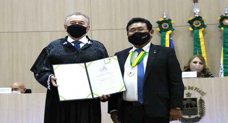Tribunal de Contas do Piauí presta homenagem ao Presidente do TRE-PI
