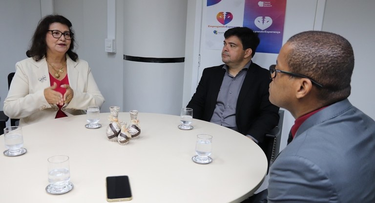 Profissionais conheceram algumas instalações de tecnologia da informação do Regional Eleitoral d...