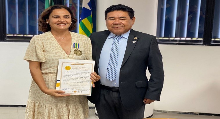 Desembargadora Liana Ferraz recebe Medalha de Mérito Eleitoral