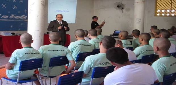Escola Judiciária Eleitoral realiza palestra e treinamento no Centro Educacional Masculino