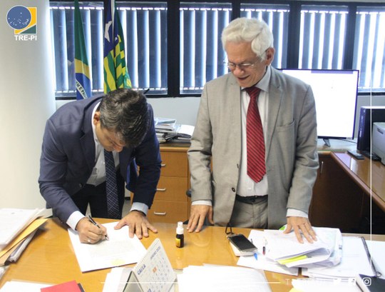 Presidente do TRE-PI empossa advogado Edson Araújo como Juiz Substituto da Corte Eleitoral Presidente do TRE-PI empossa advogado Edson Araújo como Juiz Substituto da Corte Eleitoral