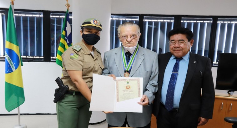 Presidente do TRE-PI entrega Medalha de Mérito Eleitoral