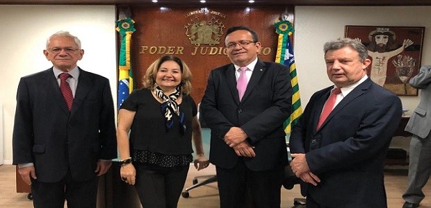 TRE/PI, TJ/PI e TRT22 oficializam a criação da Rede de Governança Colaborativa do Poder Judiciário no Piauí TRE/PI, TJ/PI e TRT22 oficializam a criação da Rede de Governança Colaborativa do Poder Judiciá...